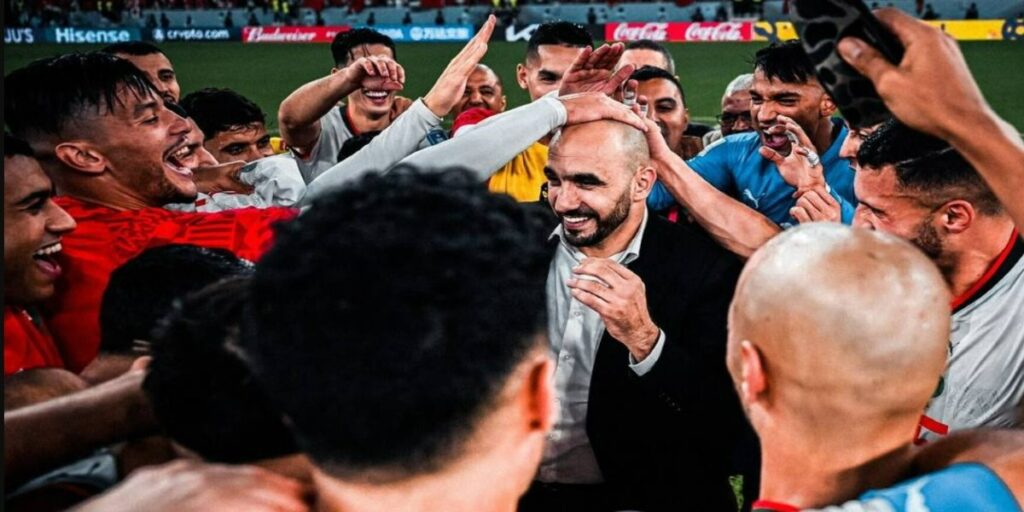 الركراكي: “اللاعبون يحبون وضع أيديهم على رأسي لأخذ الحظ”