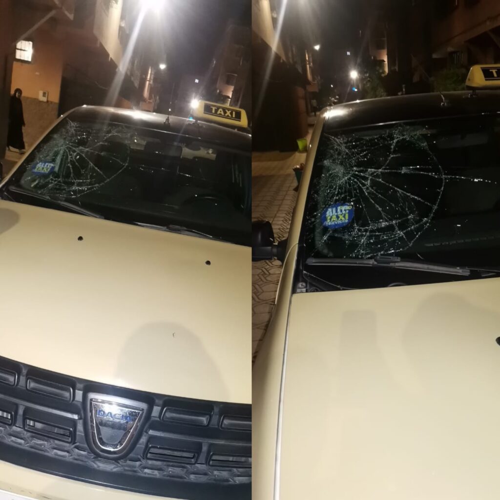 عاجل … الاعتداء على سيارة اجرة وتكسير واجهتها من طرف مجهولين بمراكش +صور