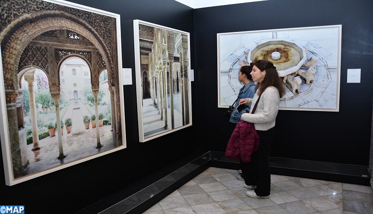 افتتاح معرض الصور الفوتوغرافية “التأمل والاستماع إلى قصر الحمراء” بمراكش