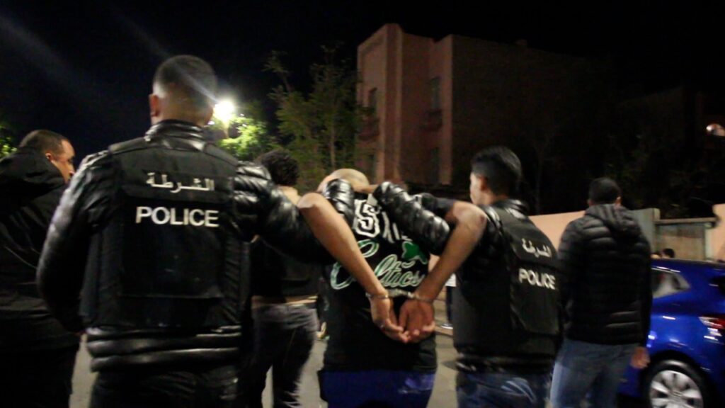 عاجل… امن مراكش يوقف شخصين هددا سلامة المواطنين في الشارع العام بالسلاح الابيض +صور