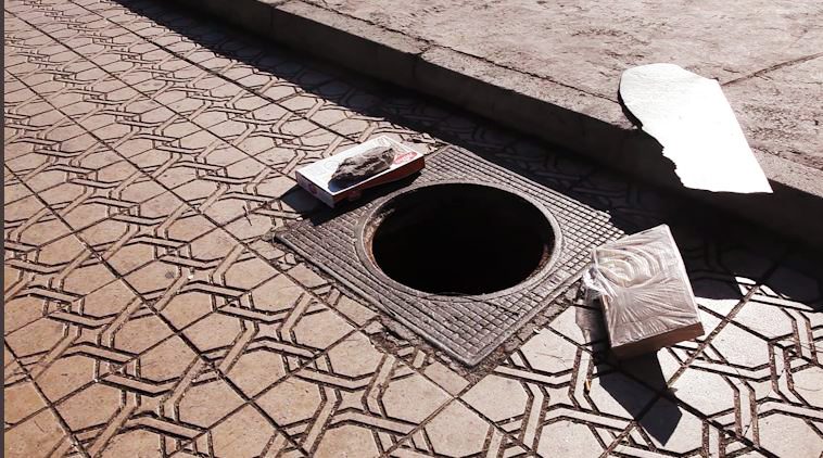 مواطنون بقلعة السراغنة يستنكرون اهمال حفر تسببت في أضرار لسياراتهم ويطالبون مسؤولي المكتب الوطني بإصلاح أغطية بالوعات الصرف الصحي