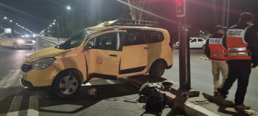 انحراف سيارة اجرة عن مسارها يتسبب في خسائر مادية جسيمة بمراكش