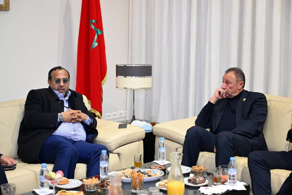 مونديال الأندية .. ادريس حنيفة رئيس الكوكب المراكشي والعضو الجامعي يستقبل بعثة نادي الأهلي المصري بطنجة