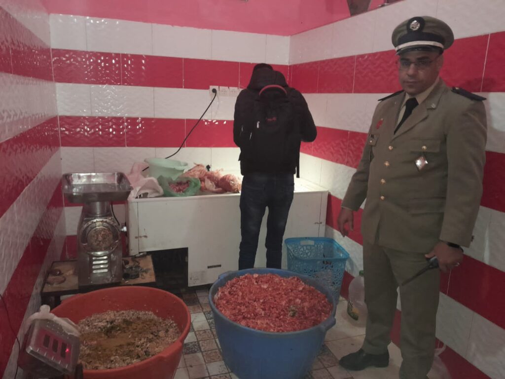 بالصور … السلطات المحلية بمراكش تحجز كميات مهمة من اللحوم الفاسدة باحدى محلات حي المسيرة