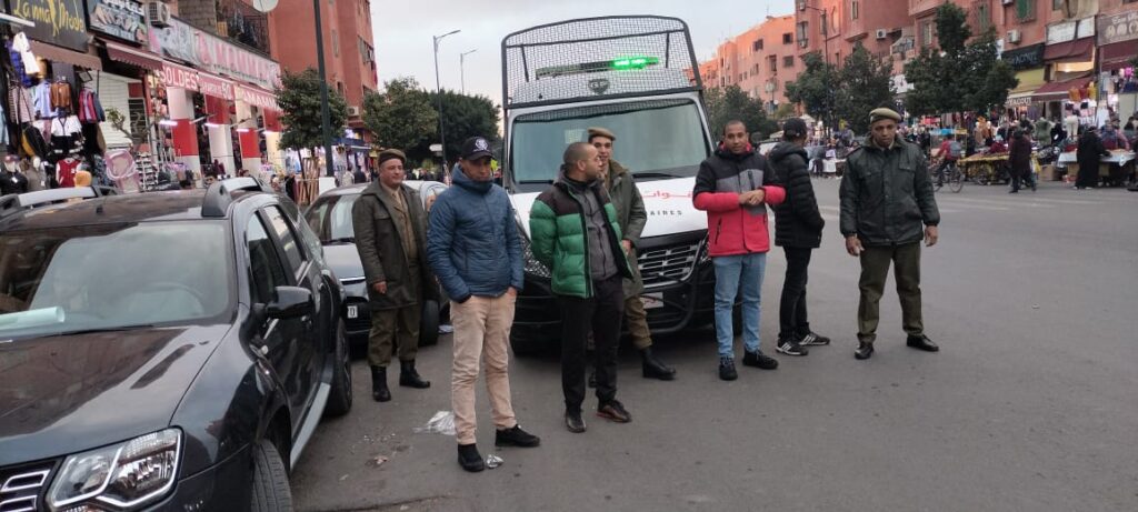 السلطات المحلية تشن حملة لتحريرالملك العمومي بشارع الاحباس بمراكش +صور