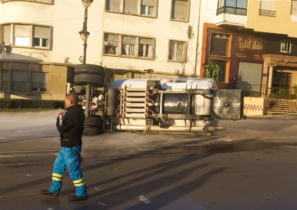 انقلابُ شاحنة محمّلة بالأوكسيجين وسط طنجة