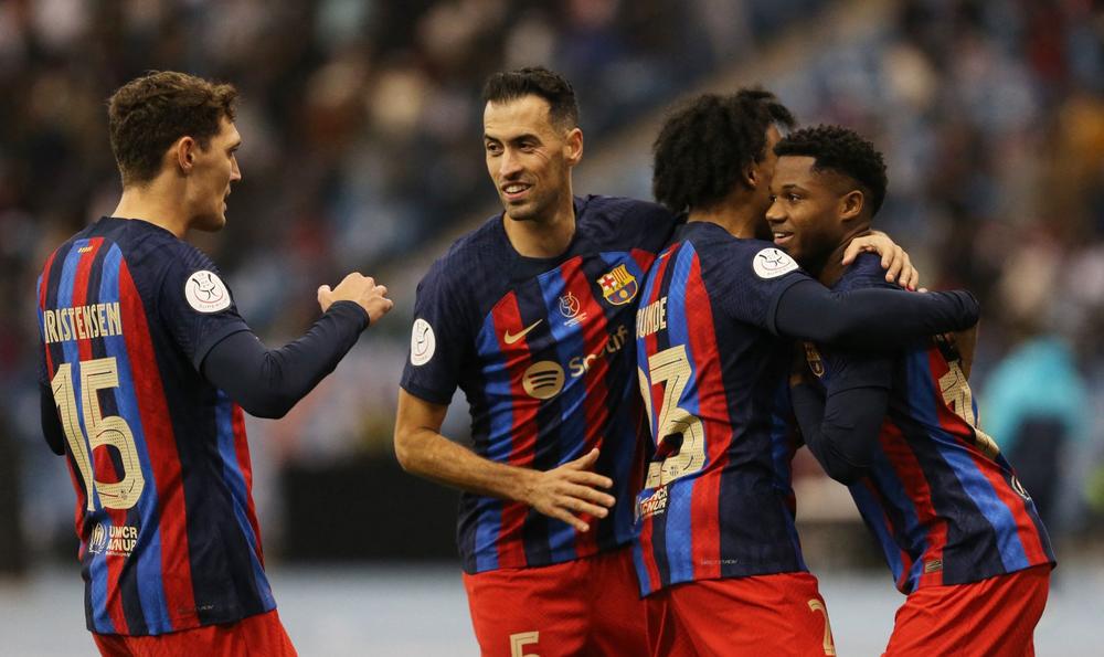 برشلونة يتجاوز عقبة ريال بيتيس ويضرب موعداً مع غريمه ريال مدريد في نهائي كأس السوبر الإسبانية