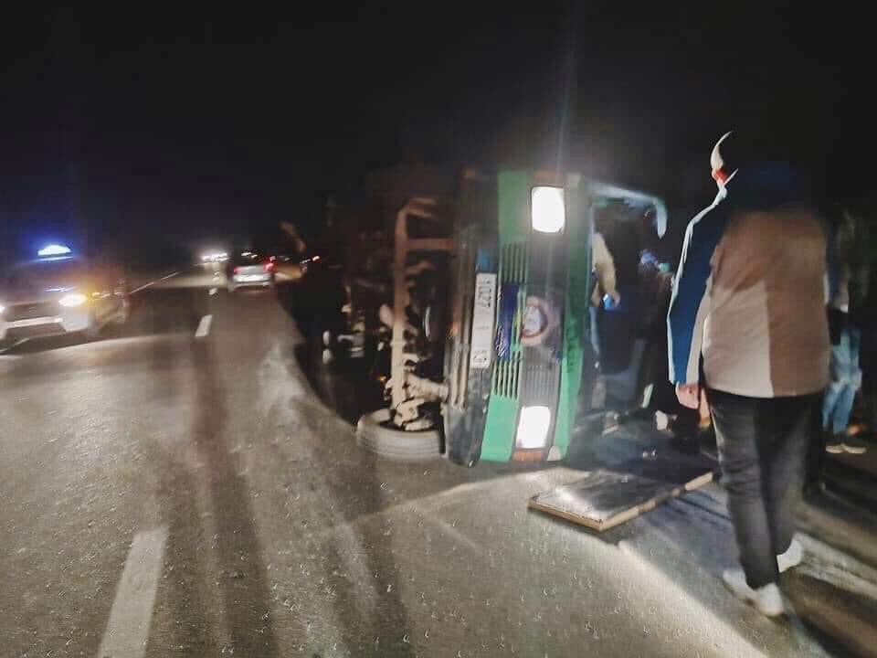 إصابات في حادث إنقلاب سيارة للنقل المزدوج بمنطقة أوريكة
