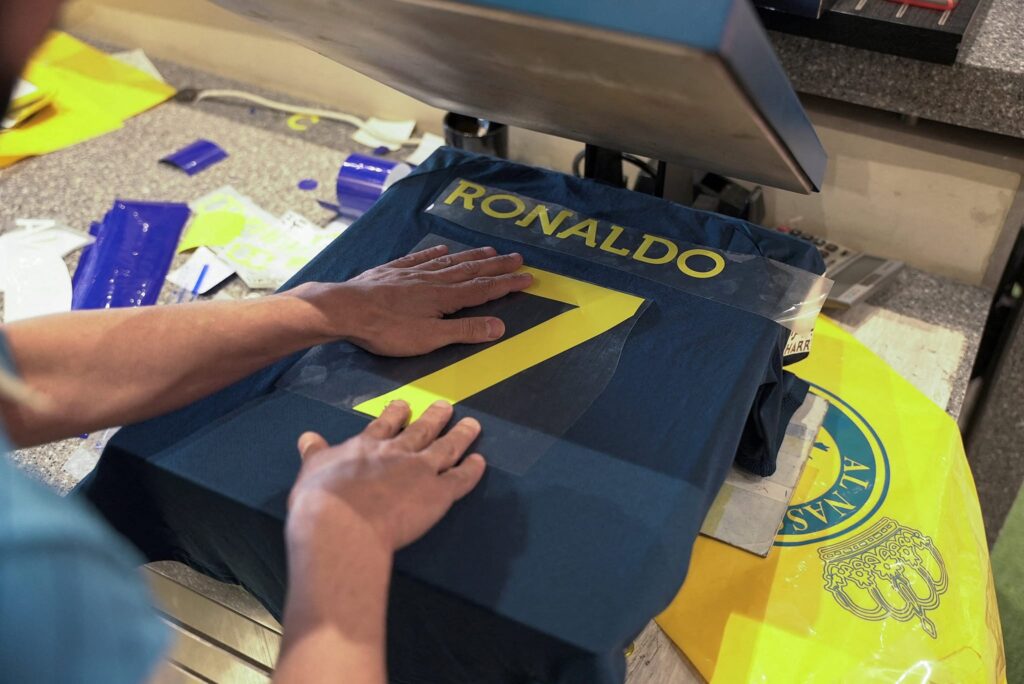 السعوديون يقبلون بكثرة على اقتناء قميص كريستيانو رونالدو بالدوري السعودي.. والمبيعات بلغت 550 مليون سنتيم