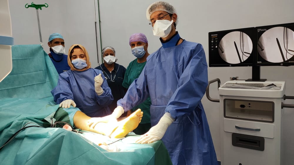 إجراء عملية جراحية ناجحة في زارعة مفصل اصطناعي لركبة رجل بتحناوت