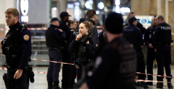 جرحى في هجوم بالسكين في محطة للقطارات بباريس