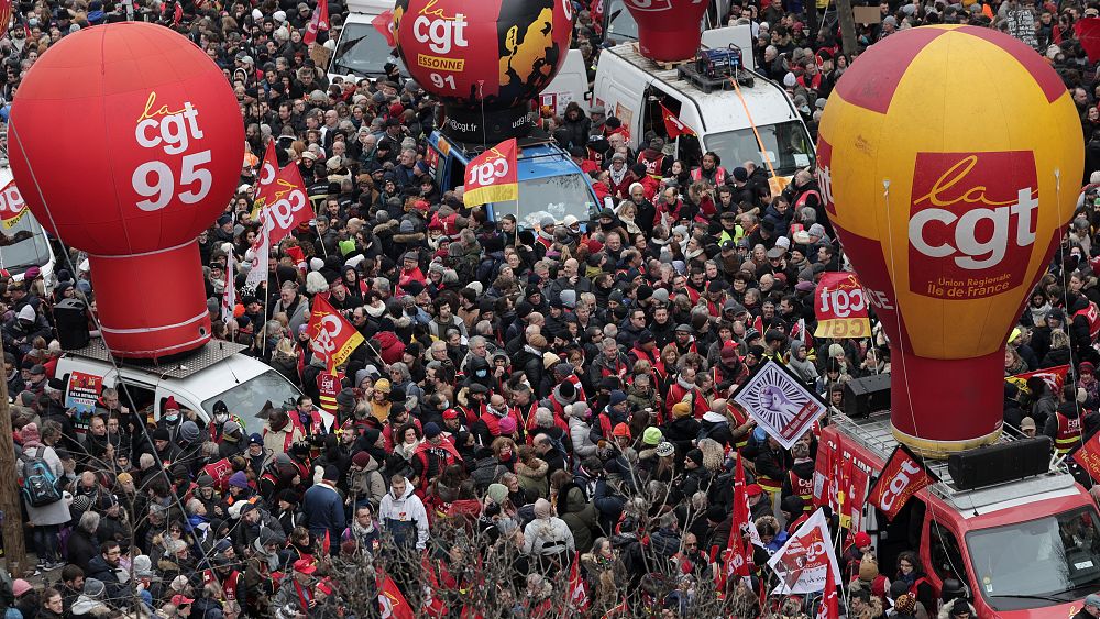 أزيد من مليوني من الفرنسيين يخرجون في مسيرات واسعة احتجاجا على إصلاح نظام التقاعد
