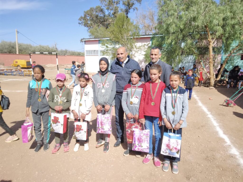 بشراكة مع المبادرة الوطنية للتنمية البشرية ومديرية التربية الوطنية بقلعة السراغنة .. جمعيتان للدعم التربوي تنظمان بمدرسة اولاد معزوز دوريا في كرة القدم ومسابقة في العدو الريفي +صور