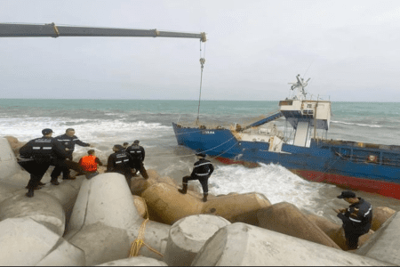 تواصل عملية حماية الساحل بعد جنوح سفينة تجارية في عرض الساحل بالمضيق