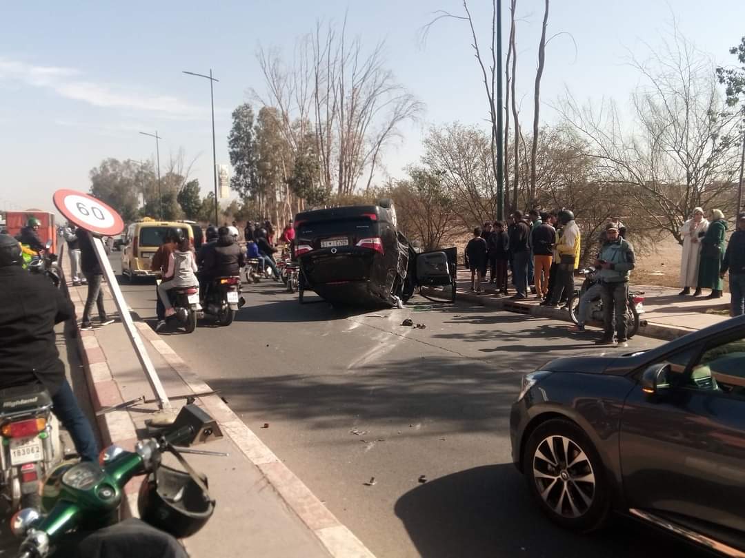 بالصور .. انقلاب حافلة للنقل السياحي بالمحاميد