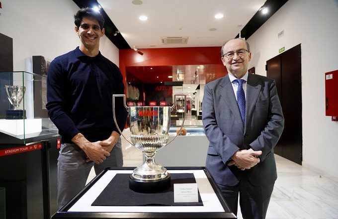 بونو يهدي جائزته كأفضلِ حارس في الليغا لمتحف فريقه اشبيلية