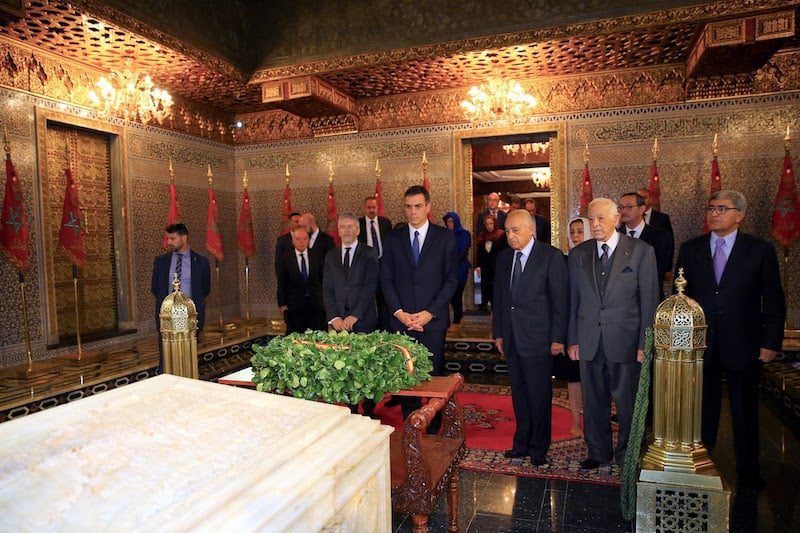 رئيس الحكومة الإسبانية يزور ضريح محمد الخامس بالرباط
