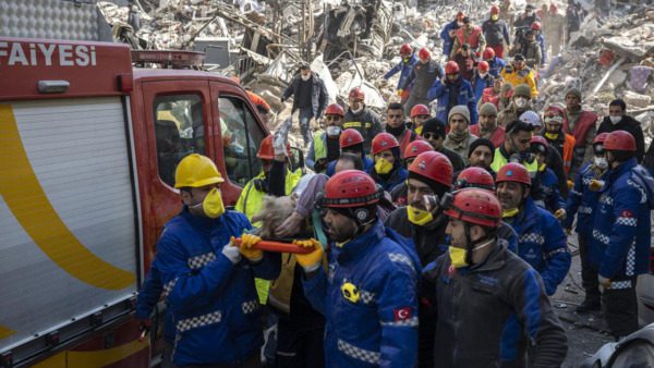 إنقاذ شخصين في تركيا بعد نحو 198 ساعة تحت الأنقاض