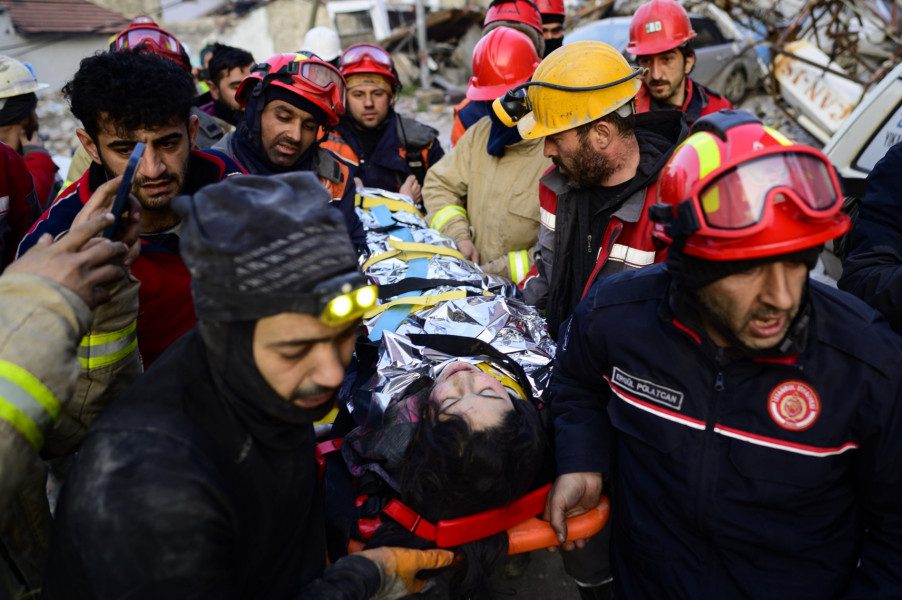 استمرار انتشال أحياء من تحت الأنقاض زلزال تركيا وسوريا