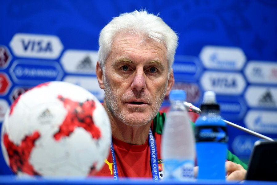 مدرب جنوب إفريقيا يهاجم الكاف ويرجع فشله إلى المنتخب المغربي