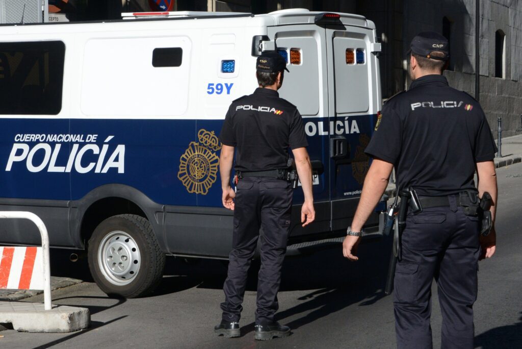 الشرطة الإسبانية تعتقل عامل الفندق الذي أساء لأسود الأطلس