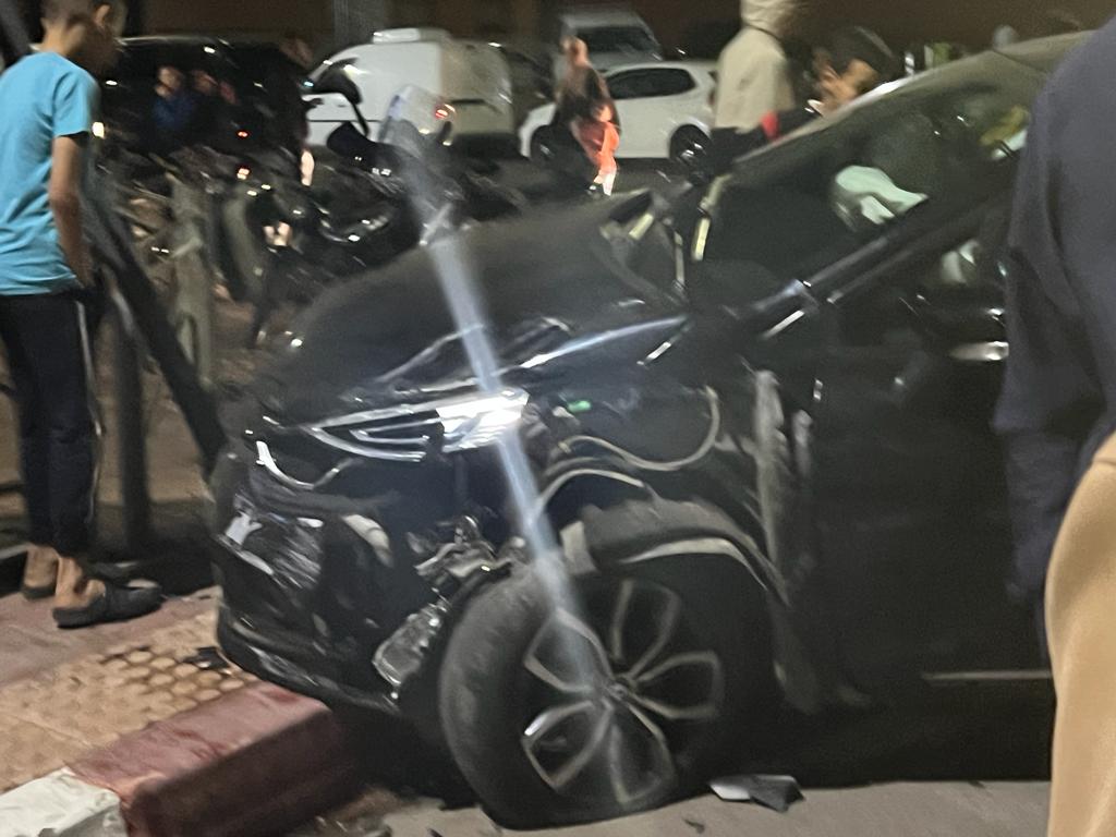 بالصور … السرعة المفرطة تتسبب في اصطدام سيارة خفيفة بواجهة مقهى بمراكش