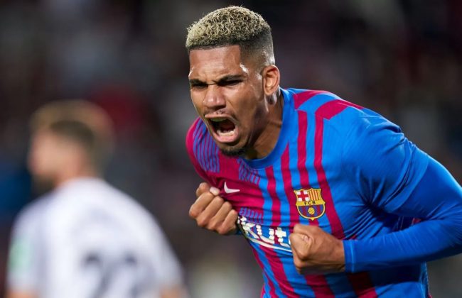 برشلونة يعلن غياب مدافعه أراوخو بسبب الإصابة