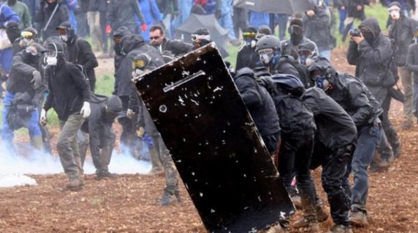 صدامات بين قوات الأمن ومحتجين حول مشروع إقامة أحواض ماء للزراعة في فرنسا