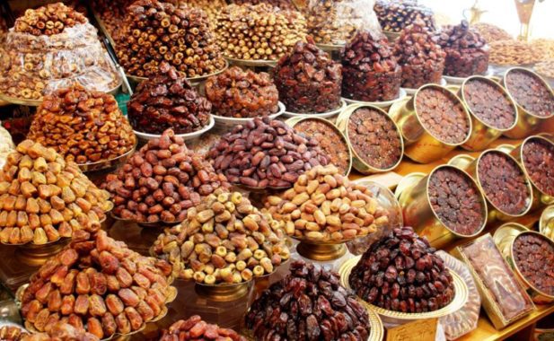 منتجو التمور بالمغرب يتهمون المضاربين بإغراق الأسواق بالتمور الجزائرية