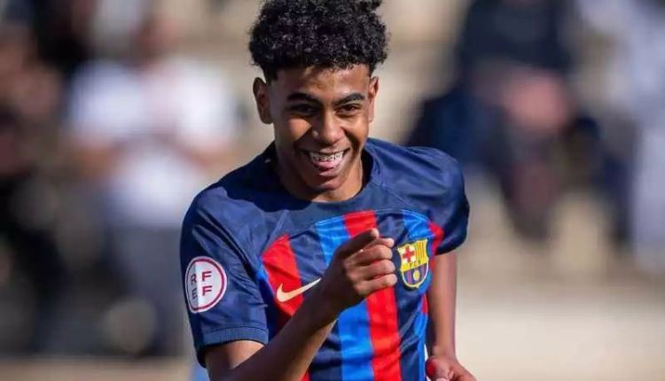 لاعب من أصول مغربية يصبح أصغر لاعب يستدعى للمشاركة مع الفريق الأول لبرشلونة