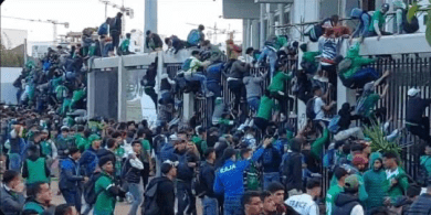 دعوات للتحقيق في سوء التنظيم بعد وفاة مشجعة لنادي الرجاء البيضاوي