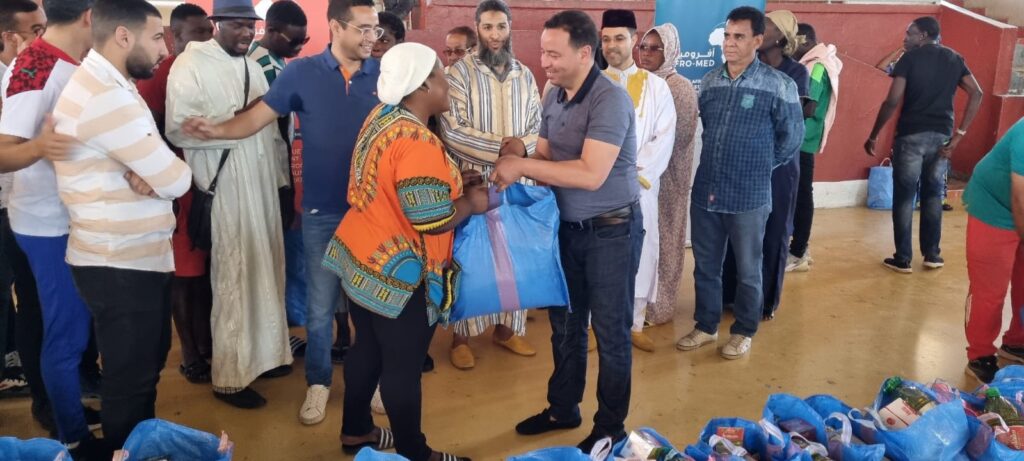 بالصور.. مركز أفروميد ومجلس مقاطعة جليز ينظمان قافلة المساعدات الانسانية لفائدة المهاجرين واللاجئين بتراب المقاطعة