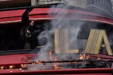 محتجون يضرمون النار في مطعم ماكرون المفضل بباريس