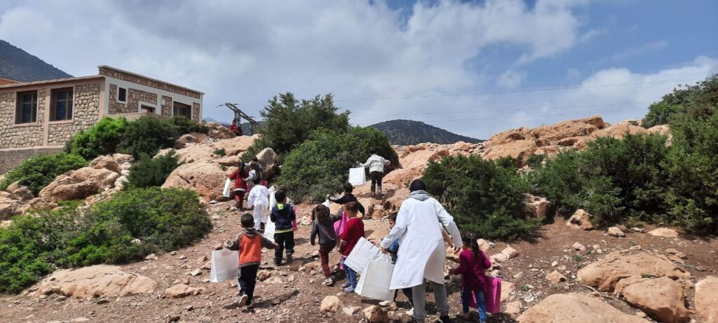 بالصور .. مؤسسة الى الاحسن تنخرط في توزيع كسوة العيد بدواوير جماعة آسني