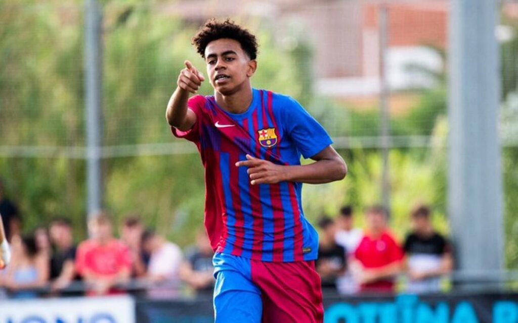المغربي لامين يامال يكسر الرقم القياسي لأصغر لاعب يخوض مباراة مع الفريق الأول لبرشلونة