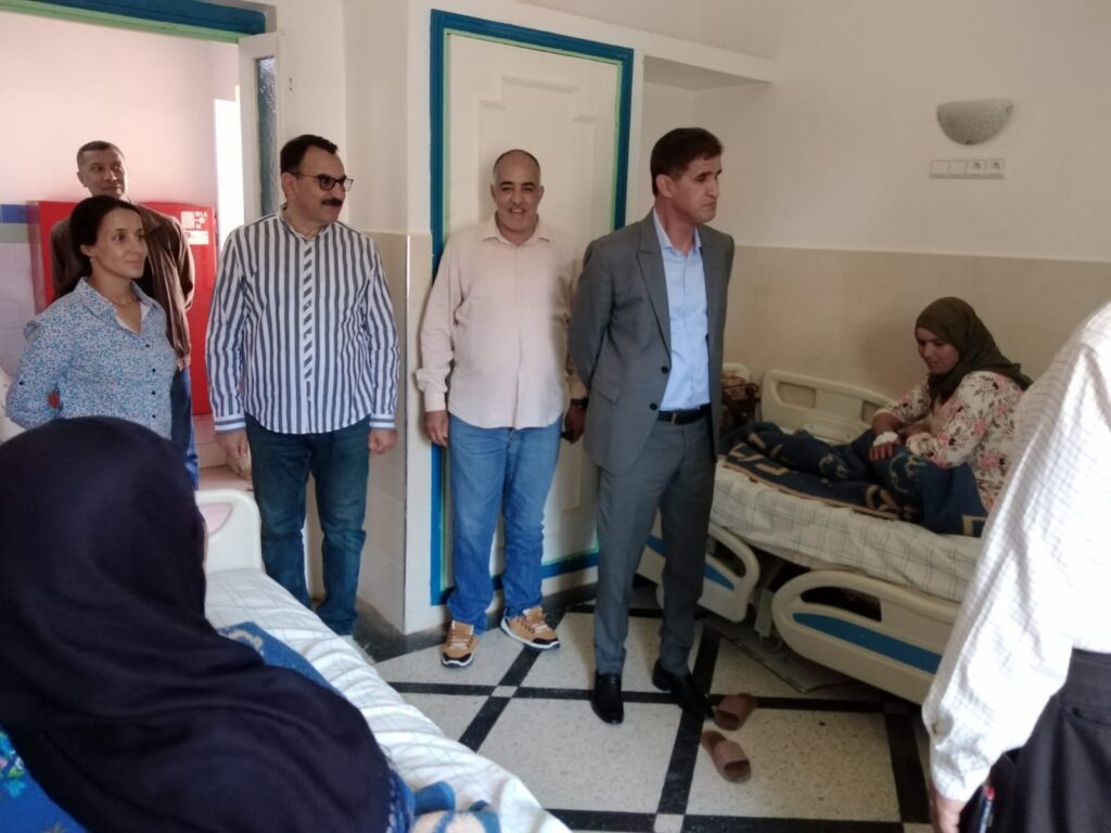 العامل الكراب يزور المستفدين من إجراء عملية جراجية لمرضى الفتق والمرارة بمستشفى شيشاوة