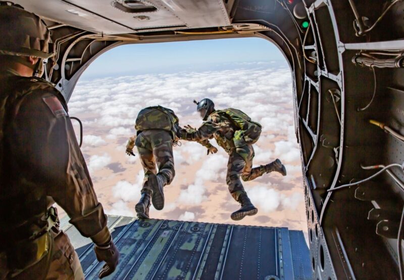 جنود مغاربة وأمريكان ينفذون عمليات إنزال جوي ومناورات أرضية بابن جرير