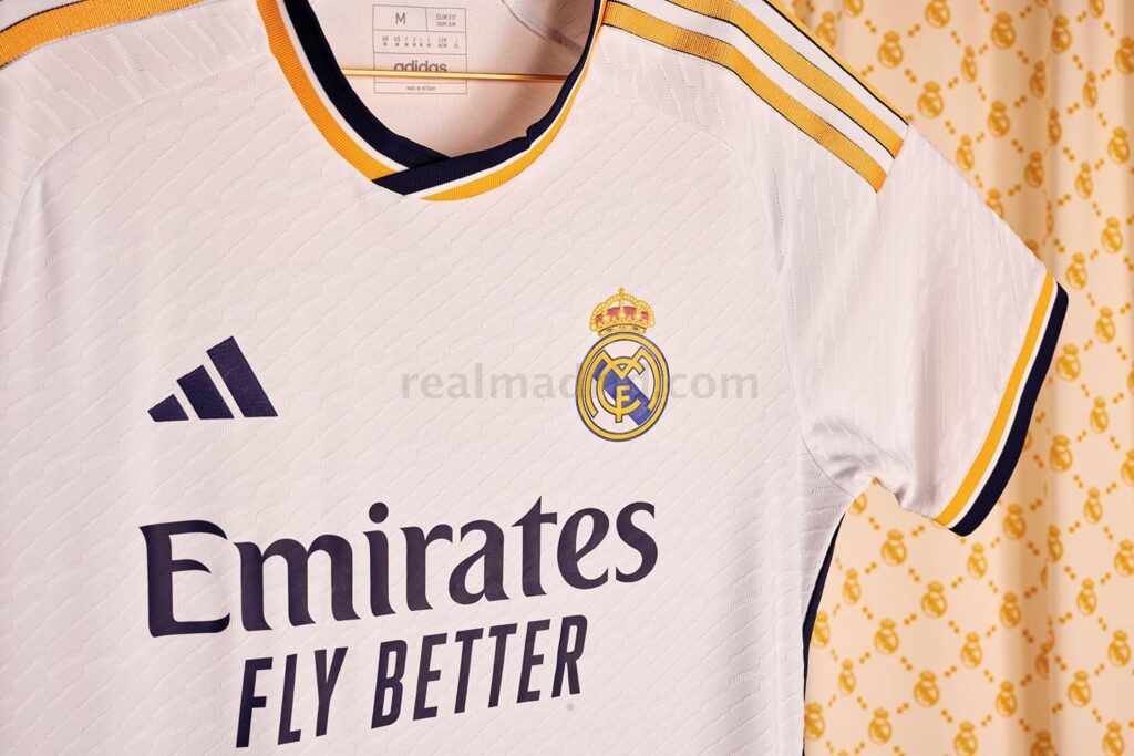 بالصور.. ريال مدريد يعلن عن قميصه الجديد