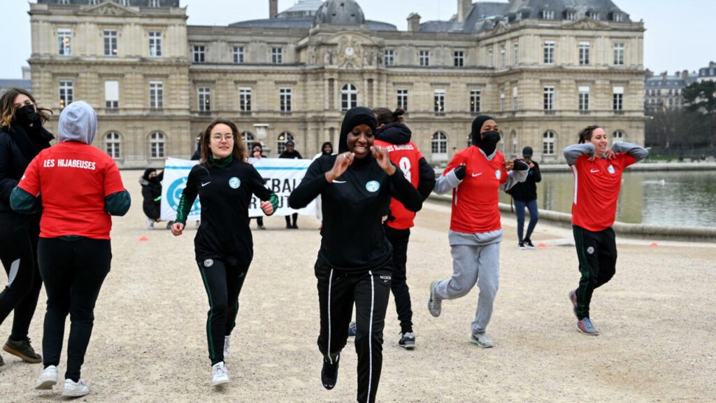 مجلس الدولة الفرنسي يؤيد منع الحجاب في مباريات كرة القدم النسائية