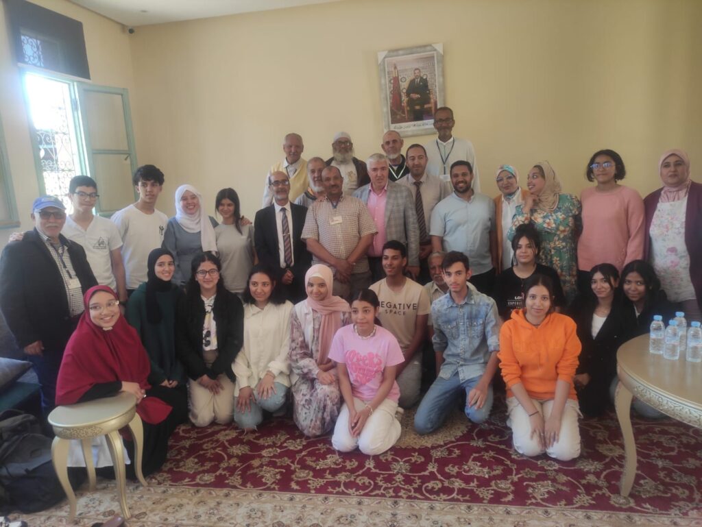 تلاميذ مؤسسة واحة الزيتون في زيارة لفضاء المسنين بسيدي يوسف بن علي