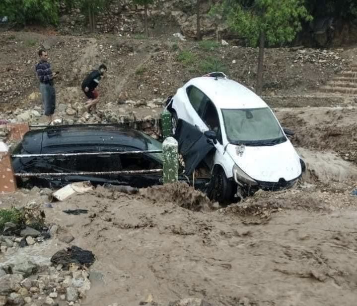 باشراف القائد الاقليمي … عناصر الدرك الملكي تفك العزلة وتفتح الطريق الرابطة بين تحناوت واسني التي اغلقتها الفيضانات +صور