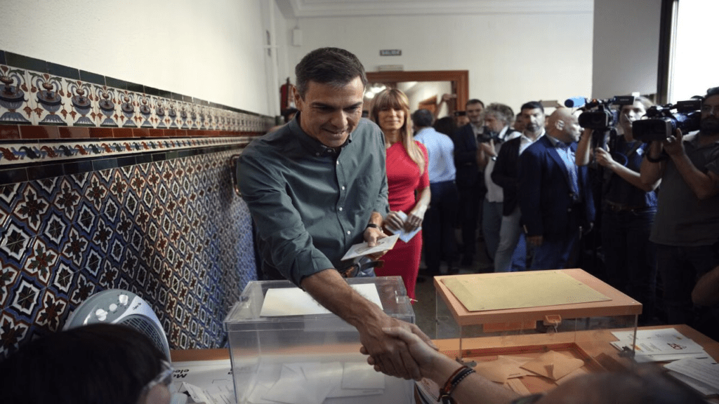 افتتاح مكاتب التصويت برسم الانتخابات العامة بإسبانيا