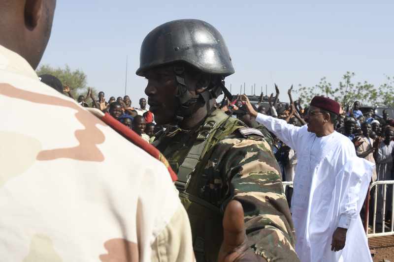 عسكريون يعلنون إطاحة نظام الرئيس النيجري محمد بازوم