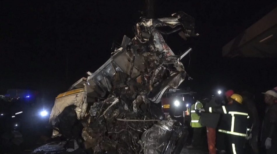 كينيا .. مقتل 52 شخصا على الأقل في حادث مروري