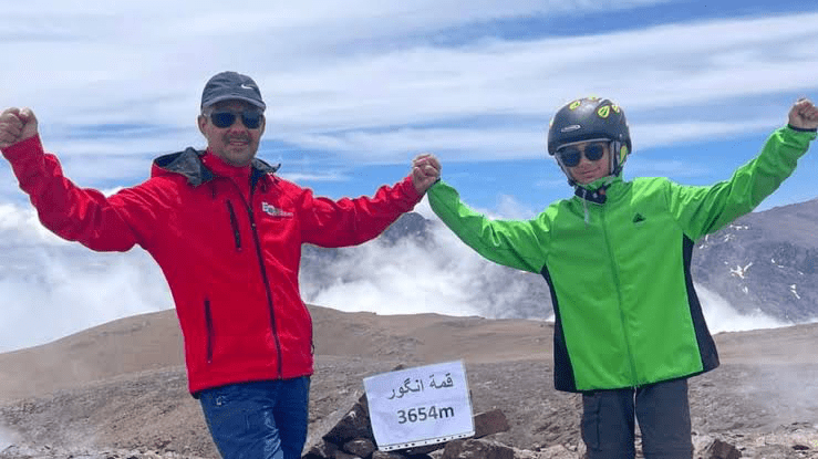 طفل مغربي يبلغ 12 سنة يخوض مغامرة تسلق أعلى قمة جبلية في تركيا