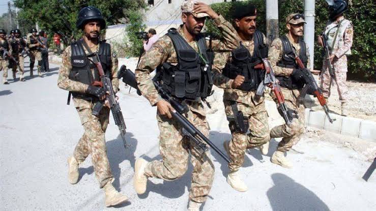 مقتل 6 جنود في هجوم مسلح غربي باكستان