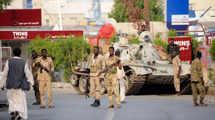 اشتباكات عنيفة بين الجيش السوداني والدعم السريع في محيط “سلاح المدرعات”