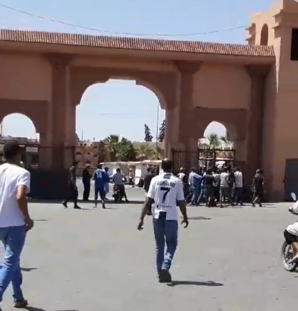 مهاجرون افارقة يحتجون ويمنعون خروج حافلة لنقل المسافرين من محطة قلعة السراغنة