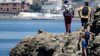 إيقاف 3 شبان حاولوا الهجرة سباحة إلى سبتة