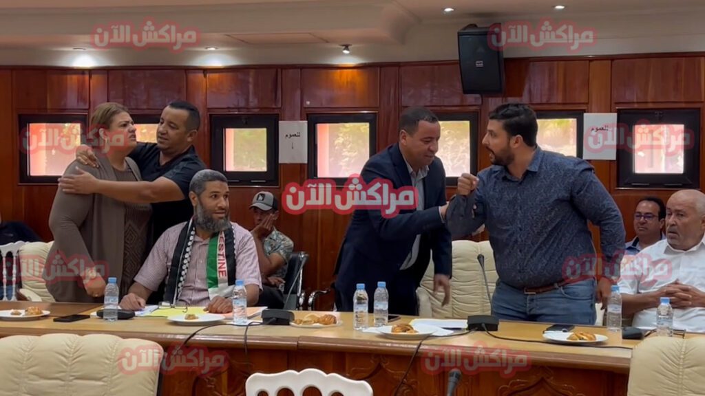 بالفيديو .. شجار ومشادات كلامية بين مستشارين جماعيين بدورة المجلس الجماعي لمراكش